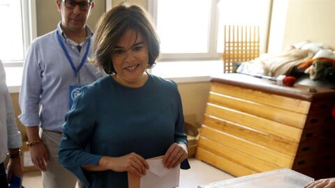 Soraya S&aacute;enz de Santamar&iacute;a acude a votar en Madrid