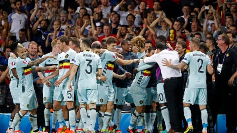 B&eacute;lgica, un api&ntilde;a celebrando uno de los cuatro goles ante Hungr&iacute;a
