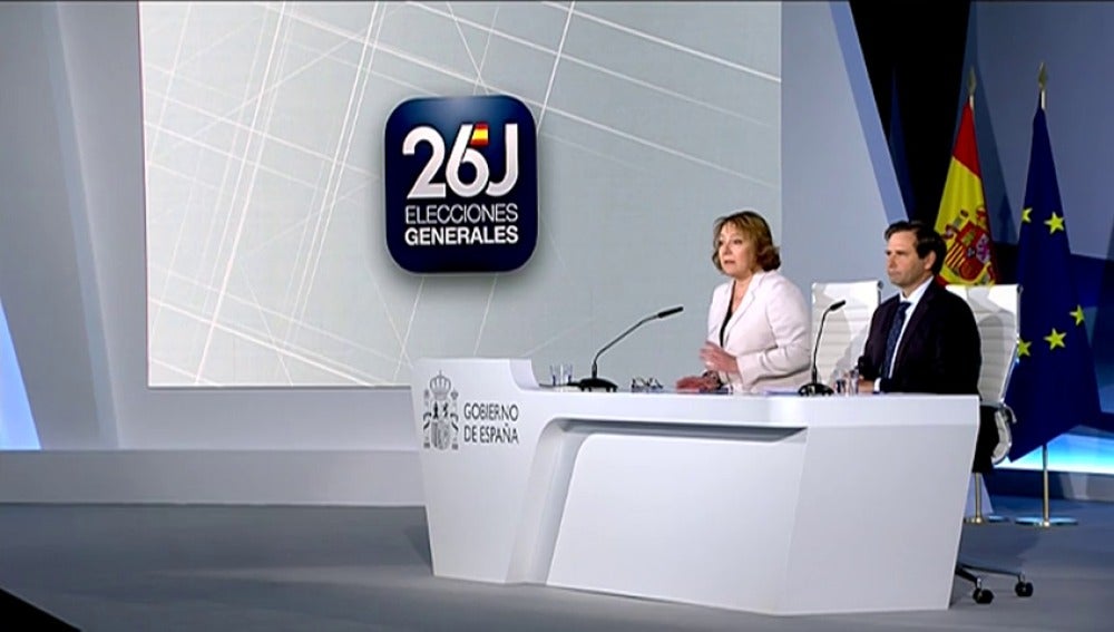 Frame 6.275294 de: El Gobierno destaca la "absoluta normalidad" en la apertura de los colegios electorales en toda España