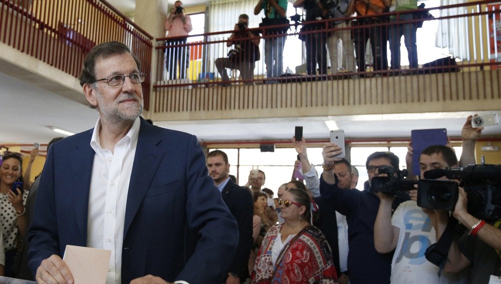 Mariano Rajoy deposita su voto
