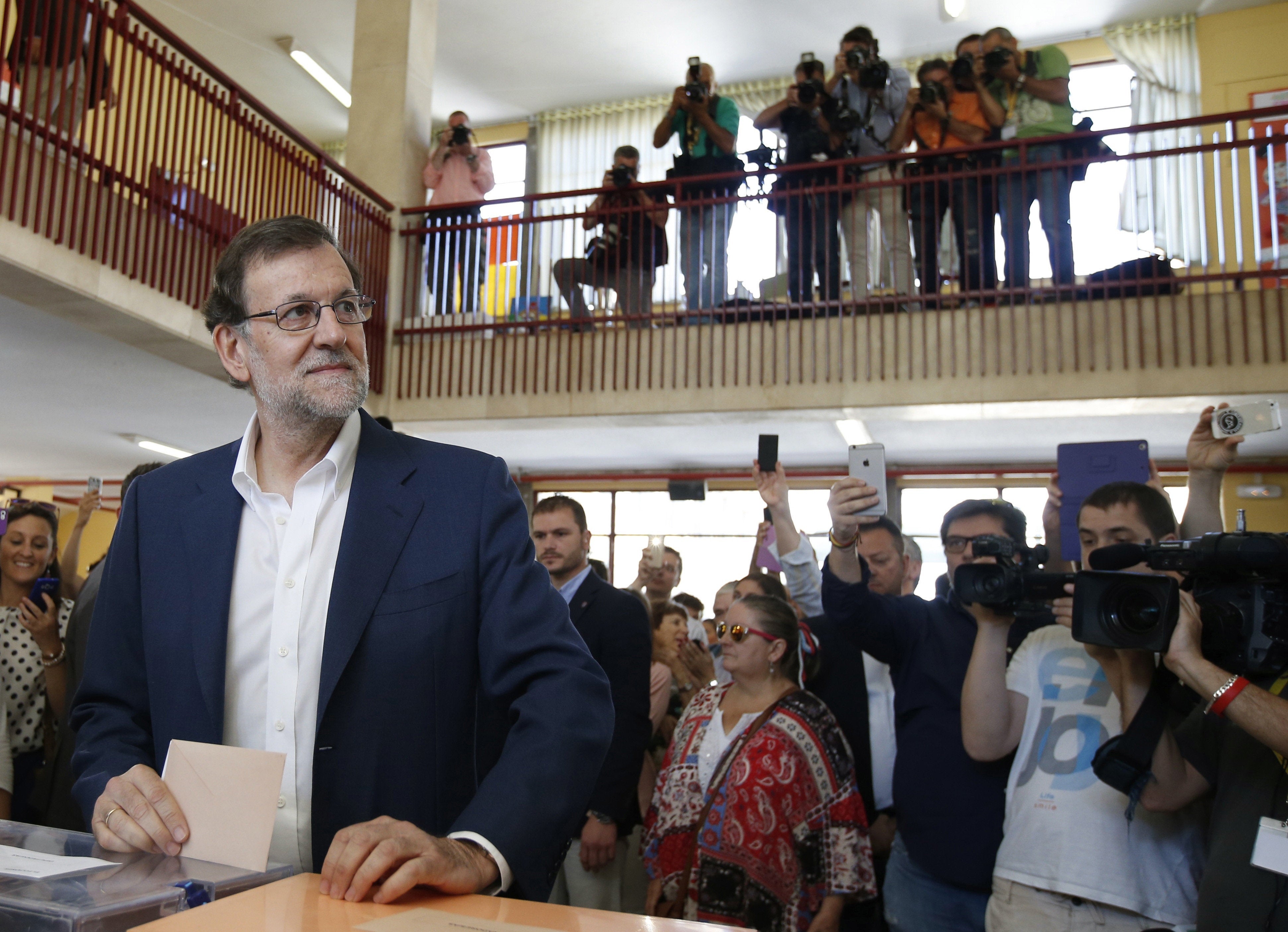 Rajoy vota entre gritos enfrentados de "¡Presidente!" y "¡Sí se puede!" Rajoy vota entre gritos enfrentados de "¡Presidente!" y "¡Sí se puede!"