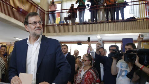 Mariano Rajoy deposita su voto