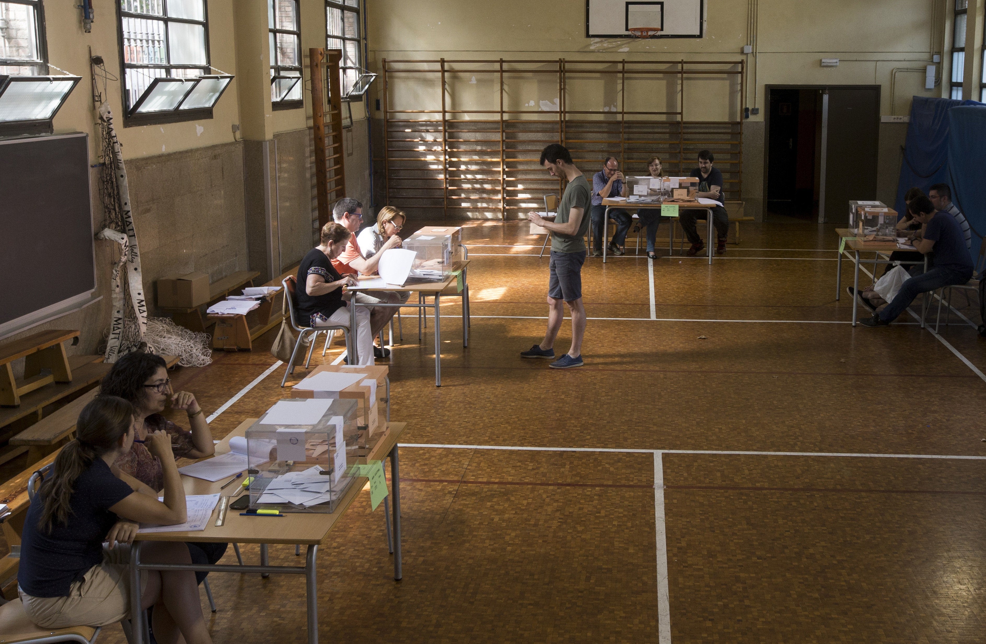 Una vocal de parto, un titular detenido, una opositora que tenía que estudiar… las anécdotas de las mesas electorales Una vocal de parto, un titular detenido, una opositora que tenía que estudiar… las anécdotas de las mesas electorales