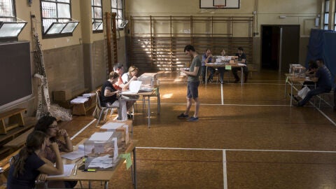 Un ciudadano vota en un colegio electoral de Barcelona