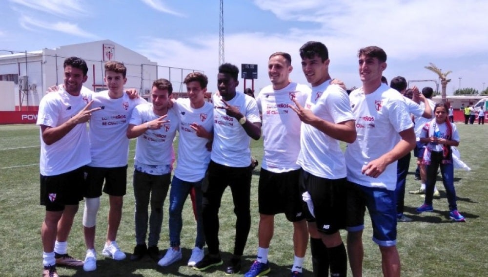 Los jugadores del Sevilla Atlético celebran el ascenso a segunda división