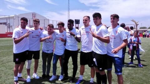 Los jugadores del Sevilla Atl&eacute;tico celebran el ascenso a segunda divisi&oacute;n