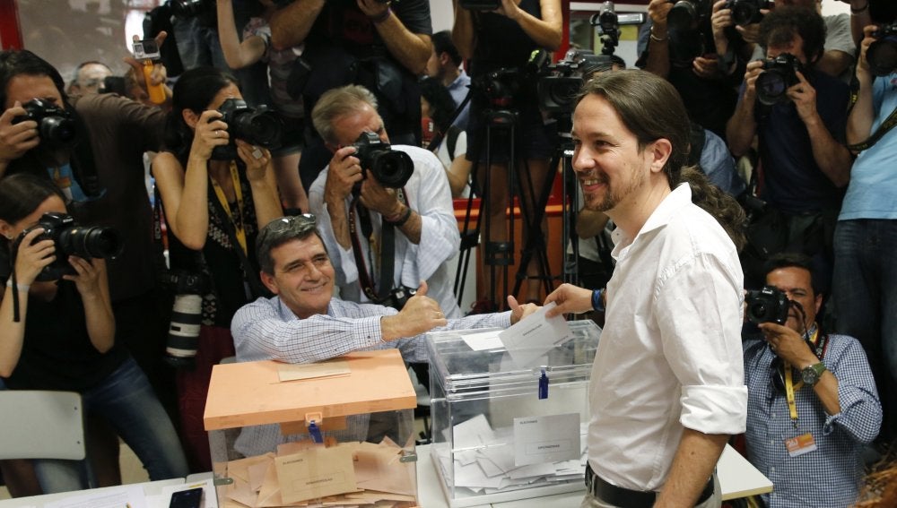 Pablo Iglesias deposita su voto