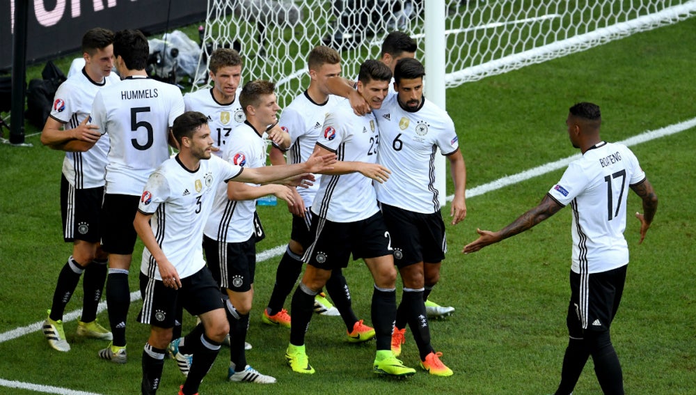 Alemania celebra un gol de Mario Gómez