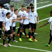 Alemania celebra un gol de Mario Gómez
