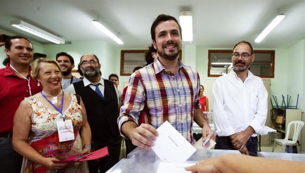 Alberto Garzón deposita su voto en el colegio Manuel Laza Palacios del Rincón de la Victoria (Málaga)