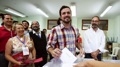 Alberto Garz&oacute;n deposita su voto en el colegio Manuel Laza Palacios del Rinc&oacute;n de la Victoria (M&aacute;laga)