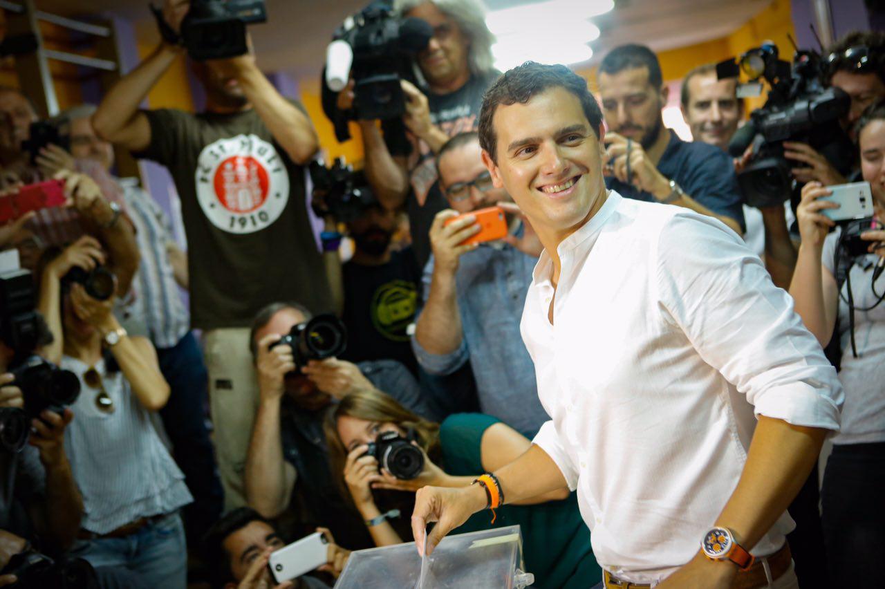 Rivera anima a la participación: "Los extremos siempre van a votar pero los moderados a veces se quedan en casa y pasa como en Reino Unido" Rivera anima a la participación: "Los extremos siempre van a votar pero los moderados a veces se quedan en casa y pasa como en Reino Unido"