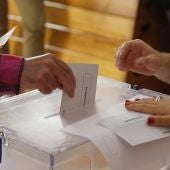 Votaciones en un colegio electoral de Madrid