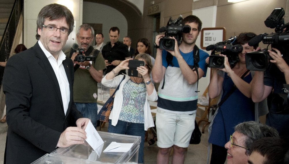 Carles Puigdemont deposita su voto