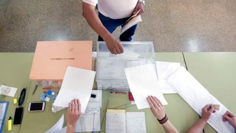 Un ciudadano deposita su voto