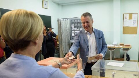 Urkullu ejerce su derecho al voto