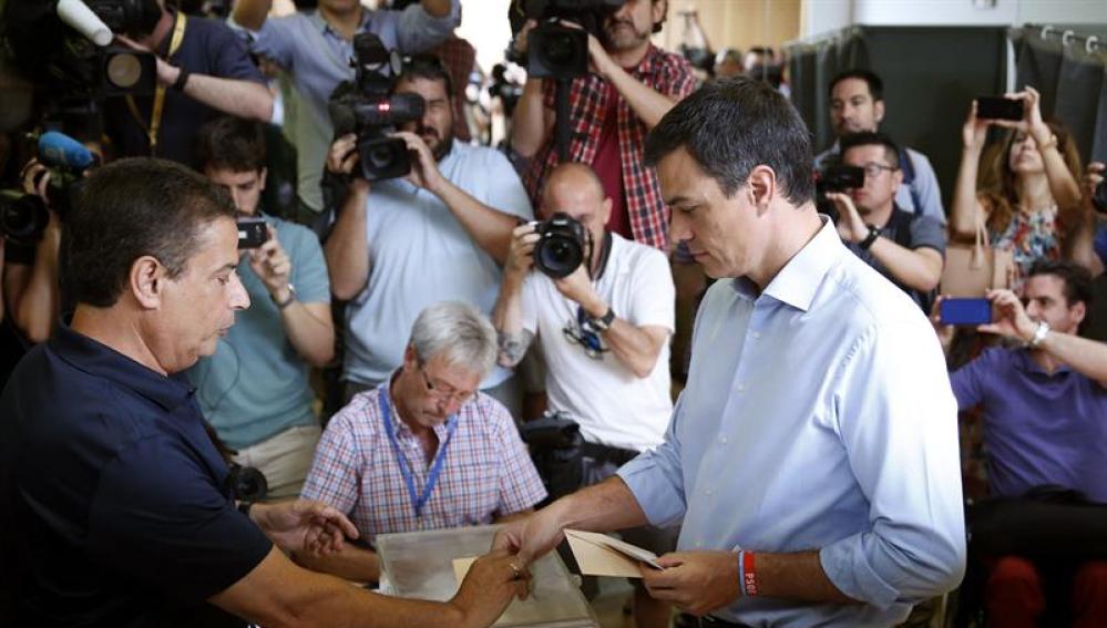 Pedro Sánchez deposita su voto en un colegio de la localidad madrileña de Pozuelo de Alarcón