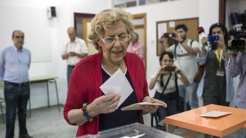 La alcaldesa de Madrid, Manuela Carmena, ejerce su derecho al voto en el IES Conde de Orgaz