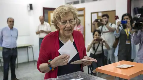 La alcaldesa de Madrid, Manuela Carmena, ejerce su derecho al voto en el IES Conde de Orgaz La alcaldesa de Madrid, Manuela Carmena, ejerce su derecho al voto en el IES Conde de Orgaz