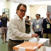 Artur Mas deposita su voto