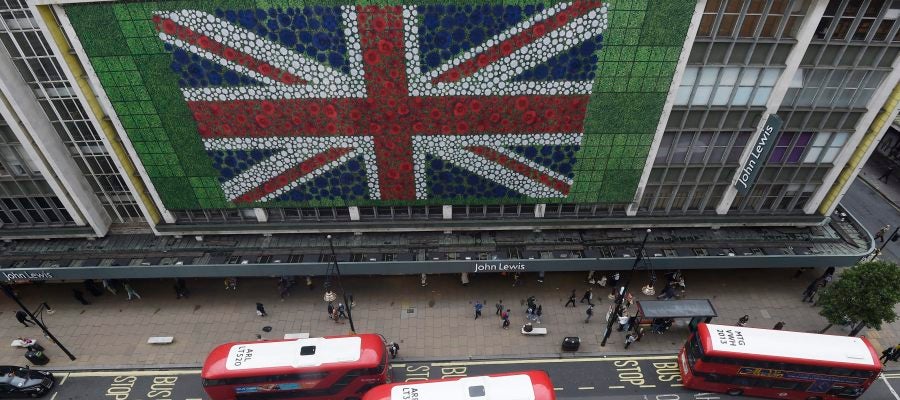 Peatones caminan por Oxford Street Peatones caminan por Oxford Street