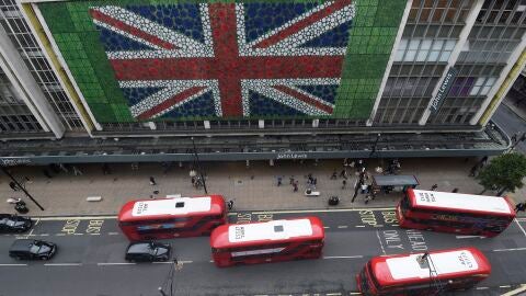 Peatones caminan por Oxford Street