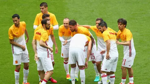 Ramos liderando el calentamiento de España Ramos liderando el calentamiento de España