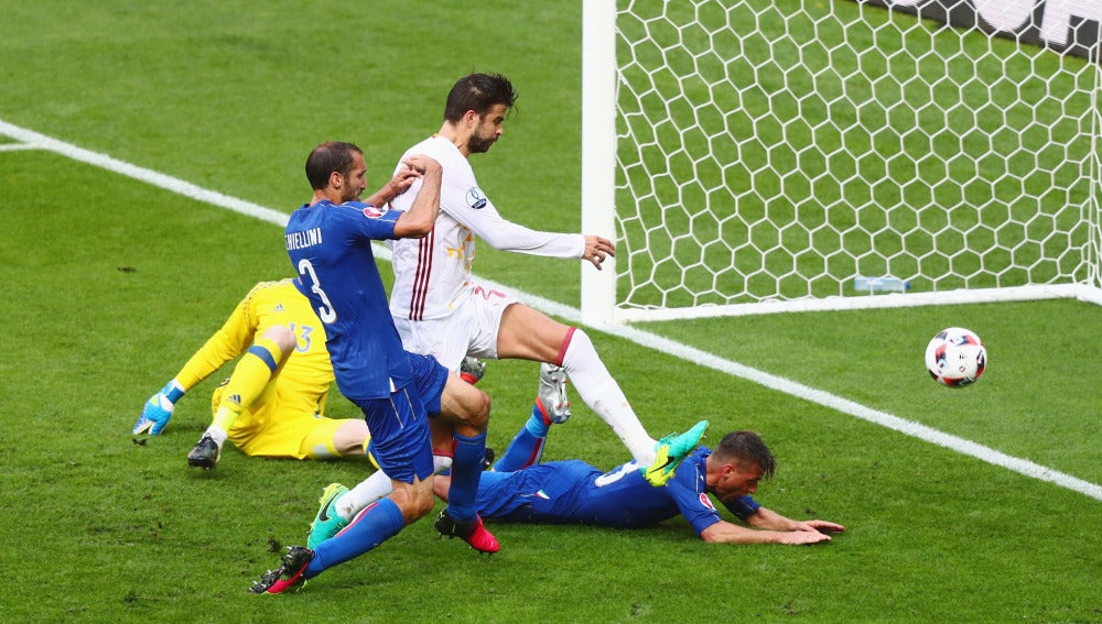 Chiellini marcando el 1-0 para Italia