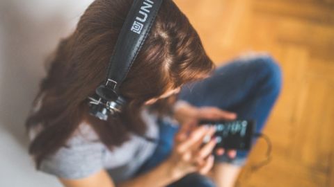 Escuchar m&uacute;sica