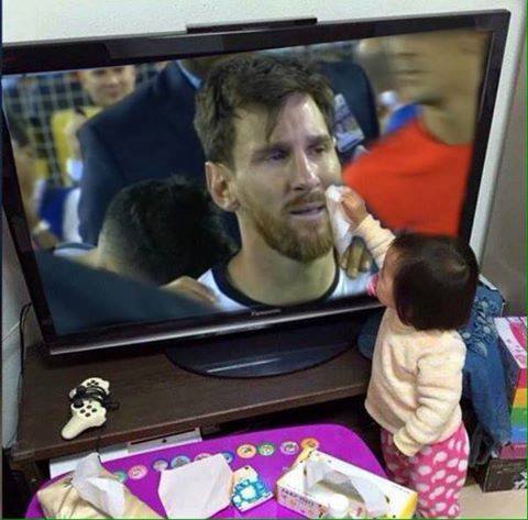 Una niña japonesa le seca las lágrimas a Leo Messi Una niña japonesa le seca las lágrimas a Leo Messi