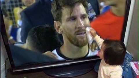 La ni&ntilde;a que seca las l&aacute;grimas de Messi