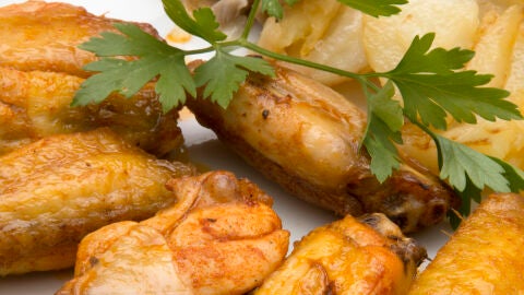 Alitas de pollo con patatas y setas