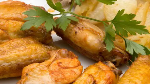 Alitas de pollo con patatas y setas Alitas de pollo con patatas y setas