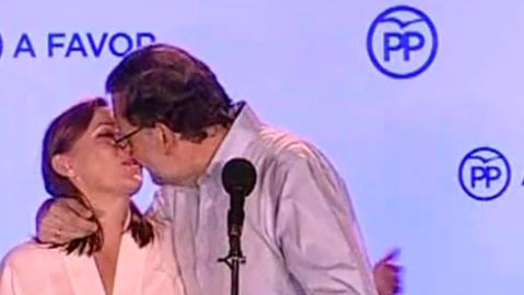 Beso de Rajoy a su mujer