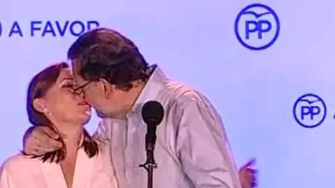 Beso de Rajoy a su mujer Beso de Rajoy a su mujer