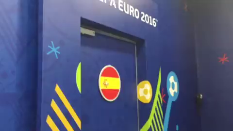 Diario de la selección: Onda Cero muestra el vestuario de España en Saint Dennis Diario de la selección: Onda Cero muestra el vestuario de España en Saint Dennis