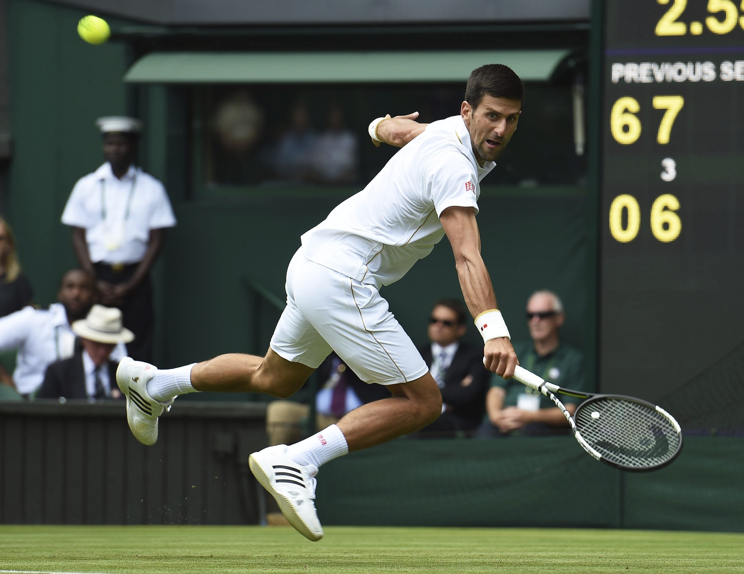 Djokovic debuta con victoria en Wimbledon Djokovic debuta con victoria en Wimbledon