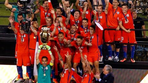 Claudio Bravo levanta su segunda Copa Am&eacute;rica consecutiva.