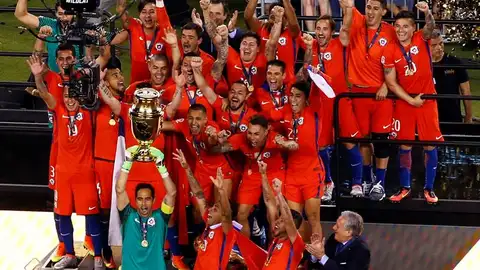Claudio Bravo levanta su segunda Copa América consecutiva. Claudio Bravo levanta su segunda Copa América consecutiva.