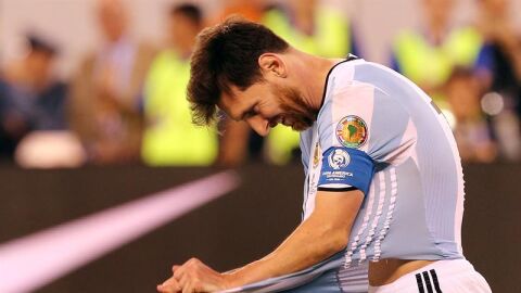 Messi se lamenta de una ocasi&oacute;n fallada en Argentina.