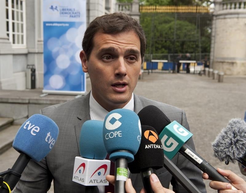Rivera habla con Rajoy y Sánchez y les emplaza a una mesa de negociación Rivera habla con Rajoy y Sánchez y les emplaza a una mesa de negociación