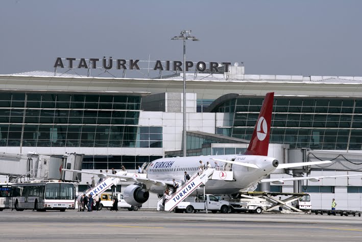Suspendidos los vuelos en el aeropuerto Ataturk de Estambul Suspendidos los vuelos en el aeropuerto Ataturk de Estambul