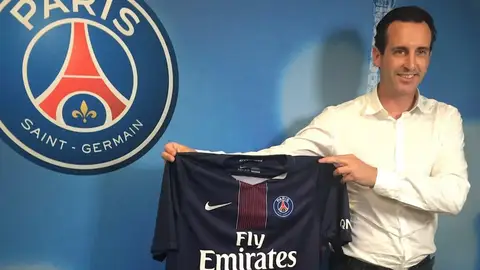 Unai Emery posa con la camiseta del PSG Unai Emery posa con la camiseta del PSG