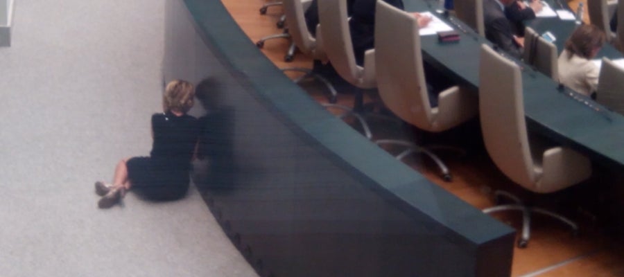 Esperanza Aguirre, pillada hablando por teléfono en el suelo Esperanza Aguirre, pillada hablando por teléfono en el suelo