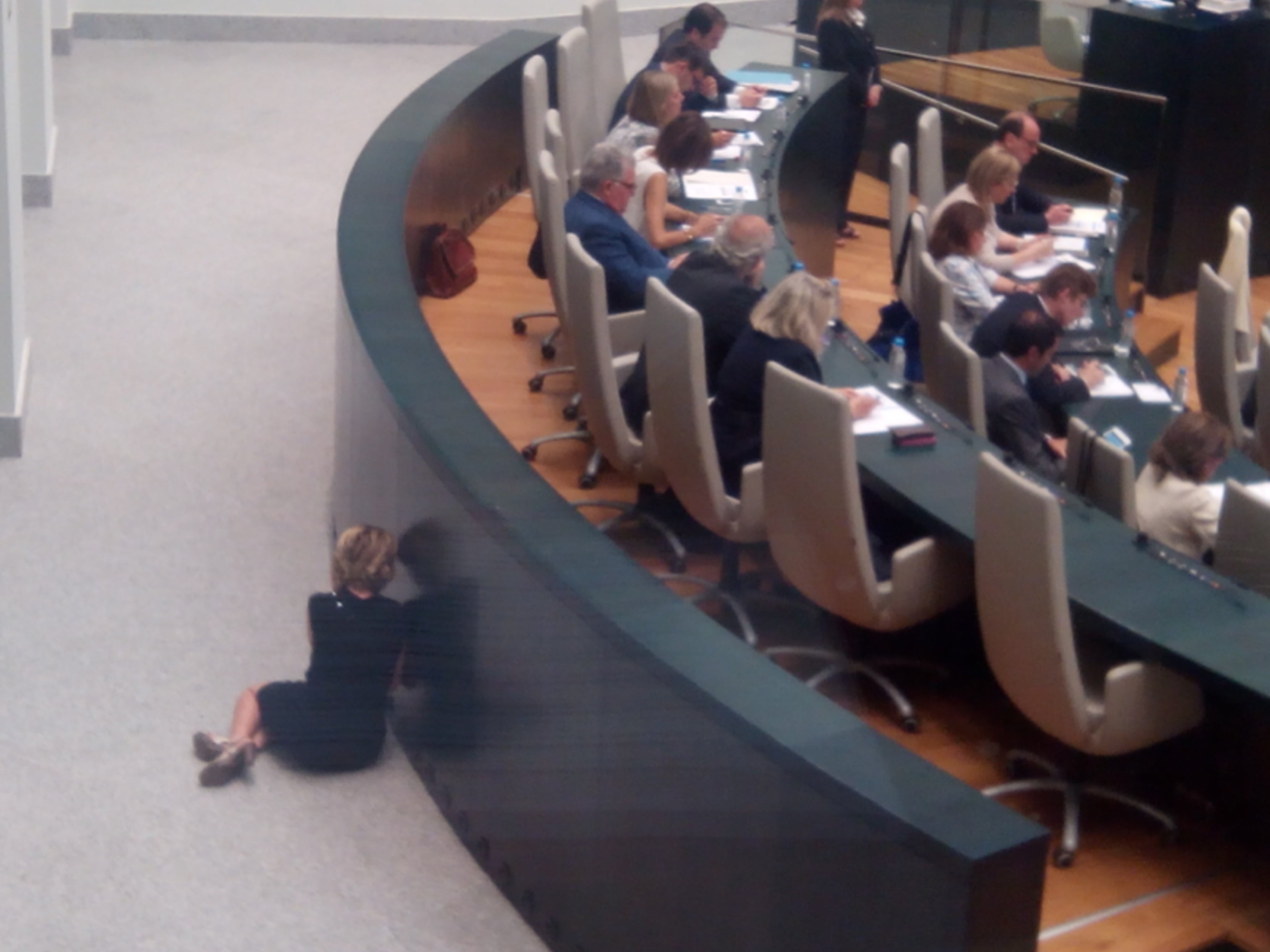Aguirre, pillada hablando por teléfono en el suelo en mitad del Pleno Aguirre, pillada hablando por teléfono en el suelo en mitad del Pleno