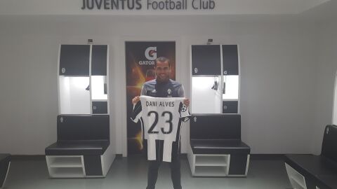 Dani Alves presentado con la Juve