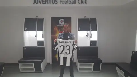 Dani Alves Dani Alves presentado con la Juve