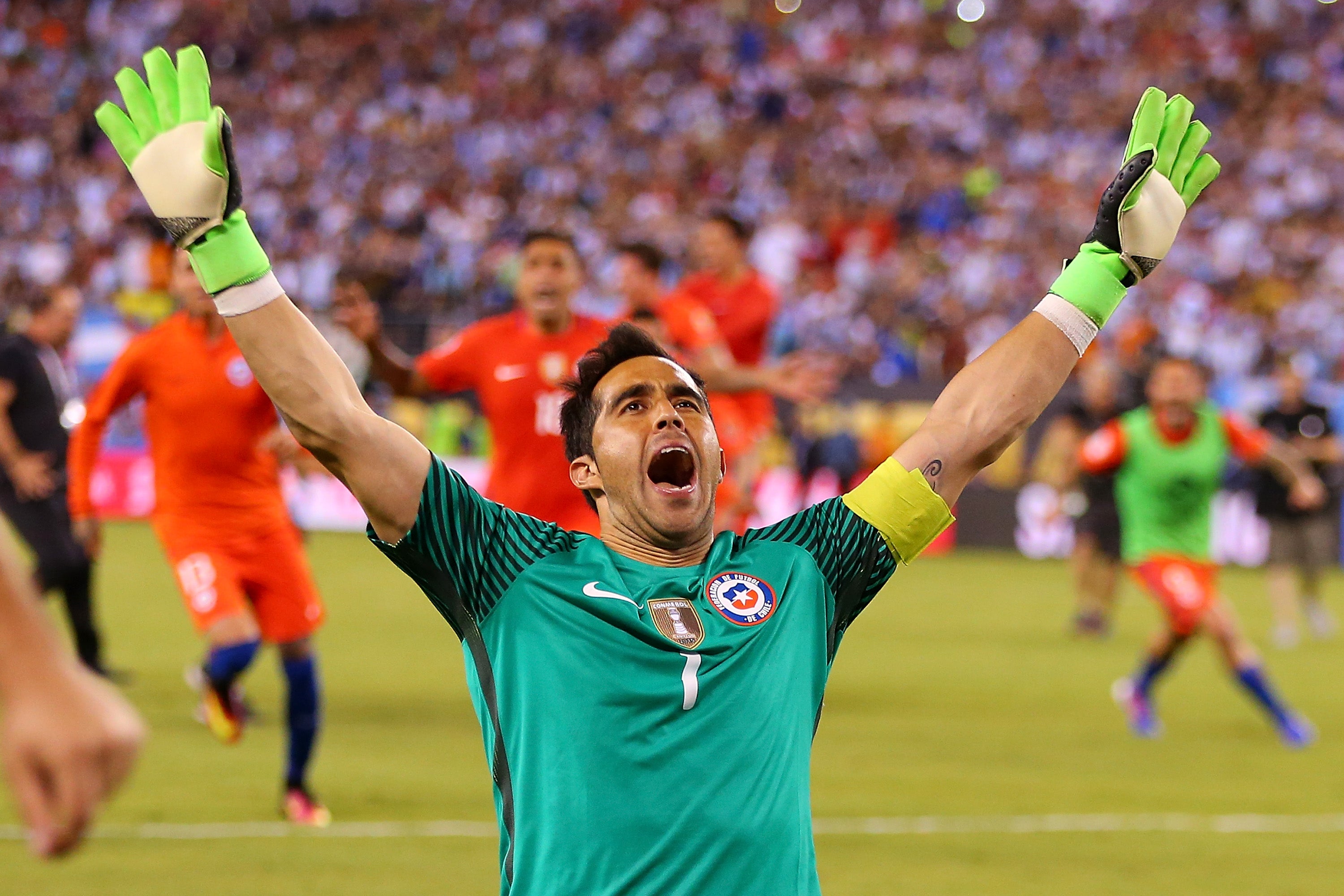 Claudio Bravo estalla en redes rociales ante las críticas recibidas por no ir con Chile Claudio Bravo estalla en redes rociales ante las críticas recibidas por no ir con Chile