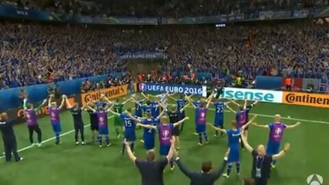 Jugadores y afici&oacute;n de Islandia celebran el pase a cuartos