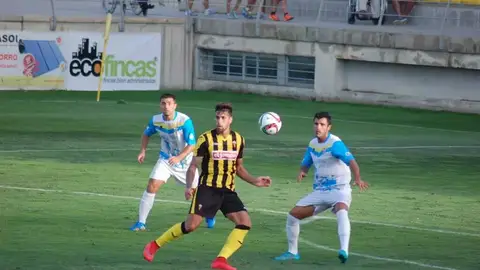 Chaco se compromete con el Marbella Chacho en un encuentro de la pasada temporada con la camiseta del San Roque de Lepe